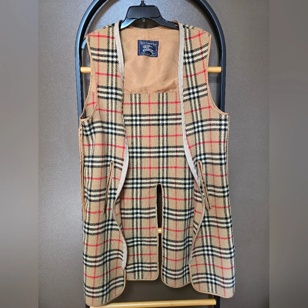 Burberry Beige Trench Coat with Classic Check Lining - Picture 15 of 17